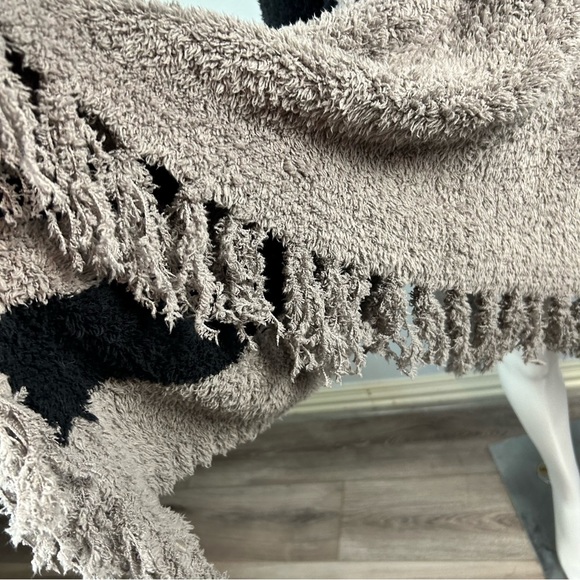 Barefoot Dreams Cozy chic beach poncho fringe one plus size fits most EUC - Picture 9 of 17